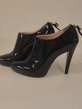 Miu Miu AUTHENTICATED Decollete Vernice 39 1/2 EU Black Patent Leather Booties